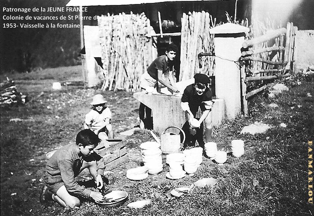 COLO JEUNE FRANCE 1953 vaisselle a la fontaine.jpg
